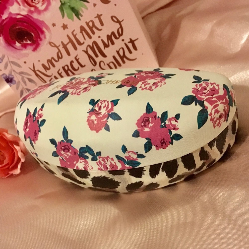 BETSEY JOHNSON FRL & LEOPARD SUNGLASSES HARD CASE.